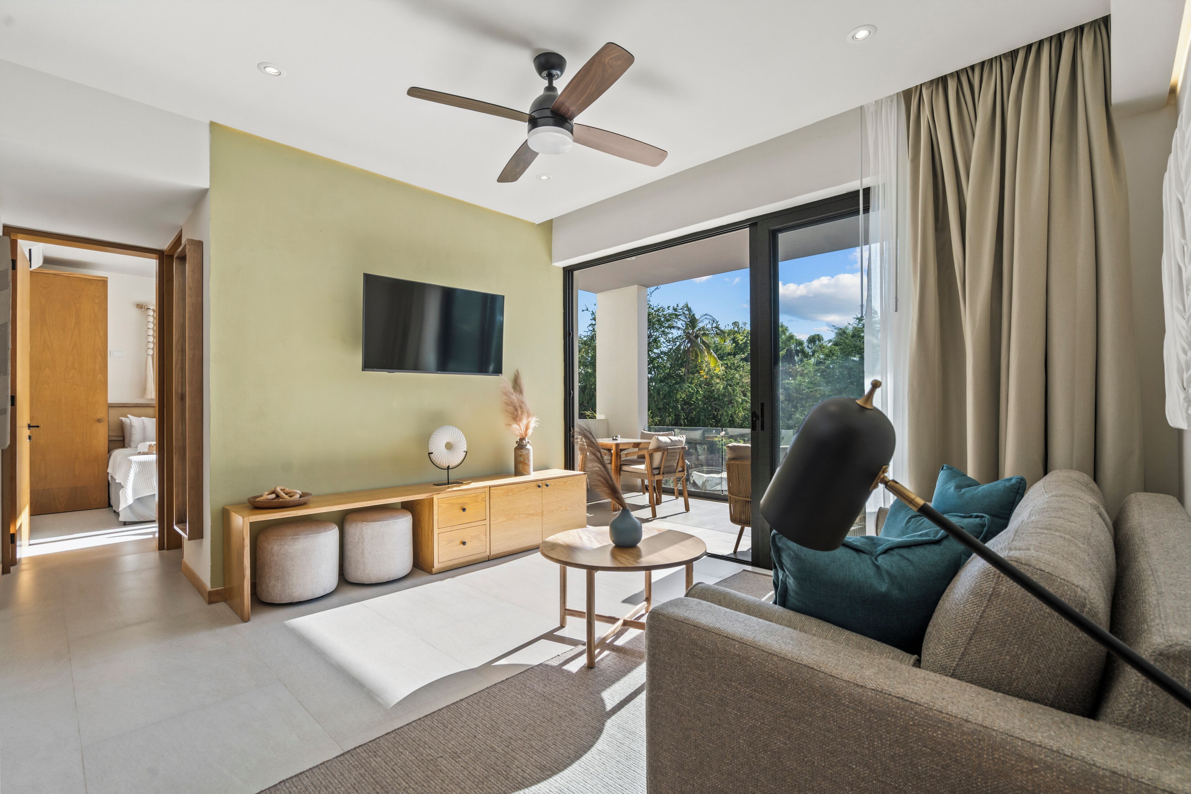 Appartement Deluxe, 2 chambres, vue ville, vue mer | Coin séjour | TV connectée