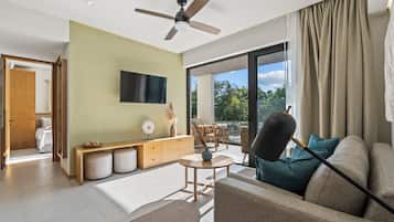 Appartement Deluxe, 2 chambres, vue ville, vue mer | Coin séjour | TV connectée