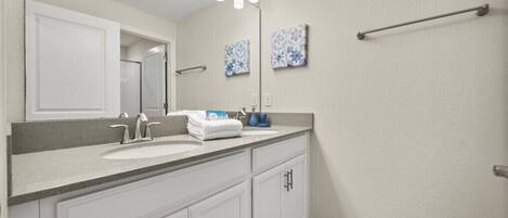 SĂšche-cheveux, serviettes fournies