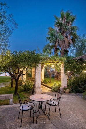 Outdoor dining - Apartment 'Masseria De Donno - Melograno' with Shared Pool, Wi-Fi and Air Conditioning (Specchia)