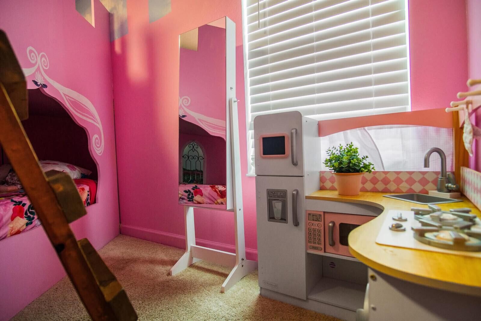 6 bedrooms, iron/ironing board, WiFi, bed sheets