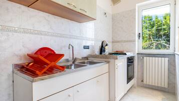 Frigorifero, forno, piano cottura, macchina per tè/caffè