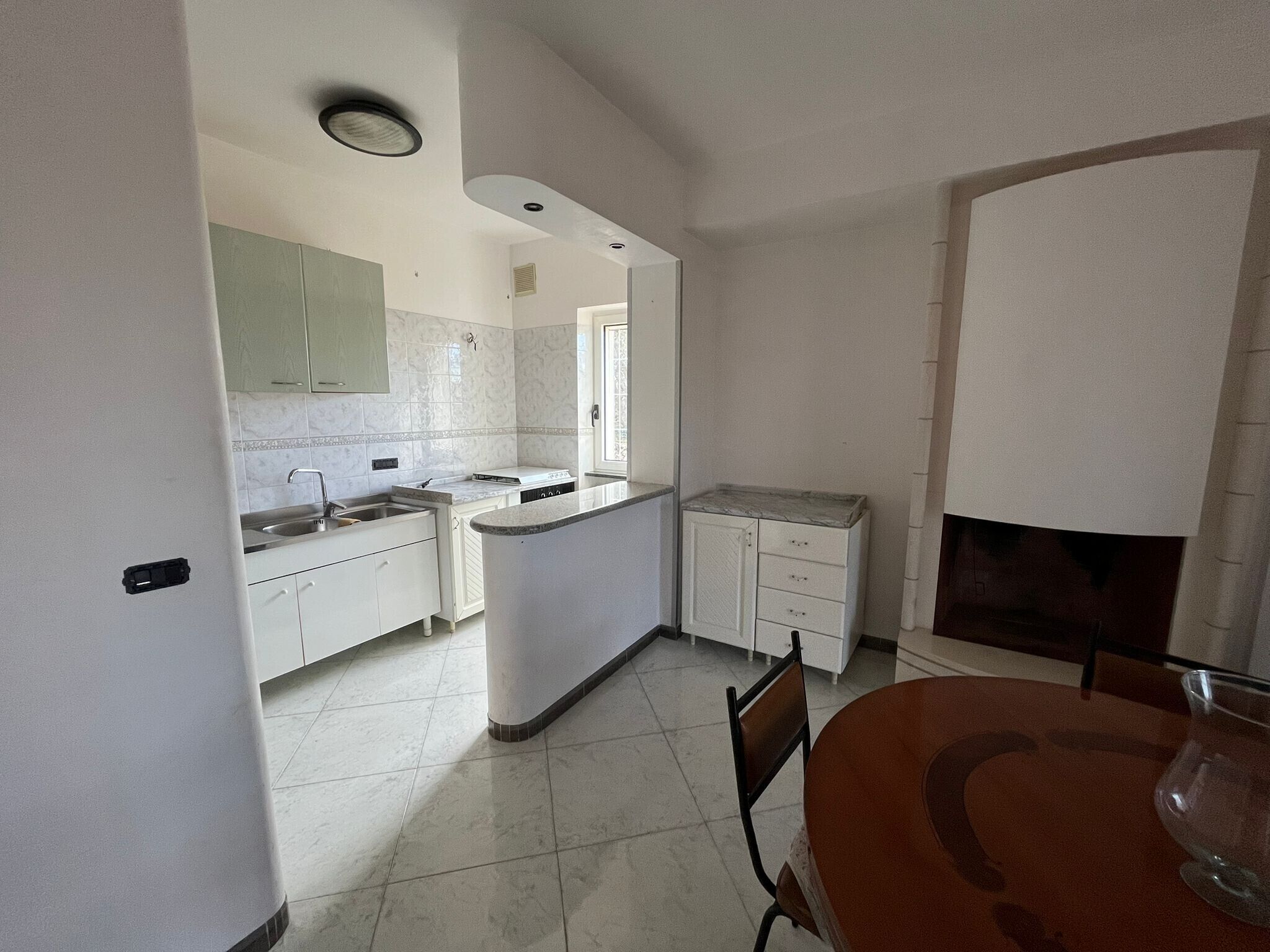 Fridge, oven, stovetop, coffee/tea maker