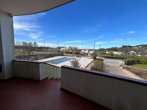 Property grounds - Holiday Home 'Villa Montevicoli' with Private Pool, Terrace and Wi-Fi (Ceglie Messapica)