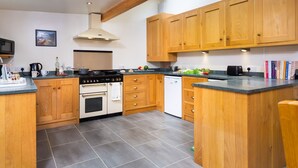 Una cucina moderna con mobili in legno, un fornello e una lavastoviglie.