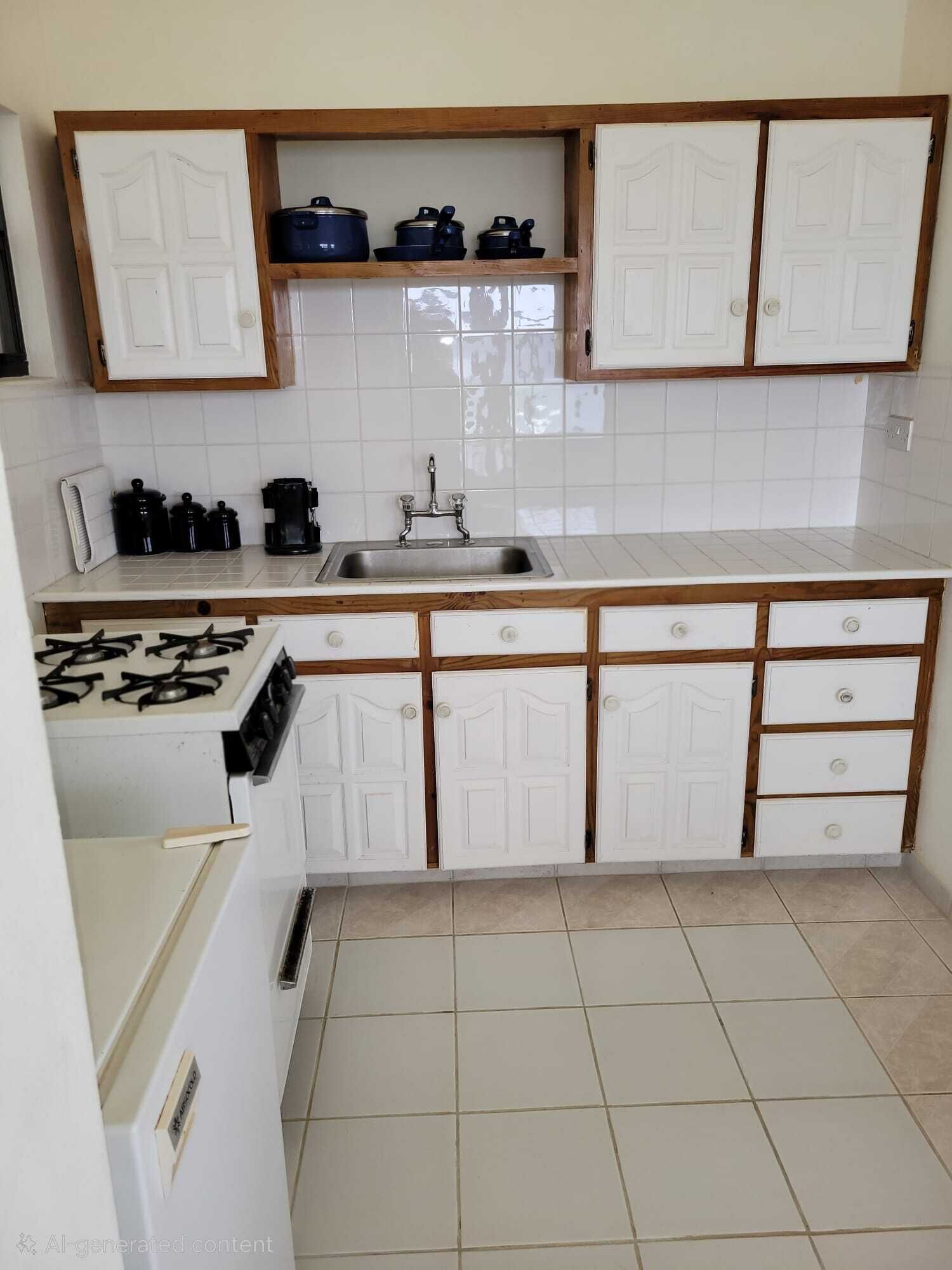 Réfrigérateur, four, plaque de cuisson, bouilloire électrique