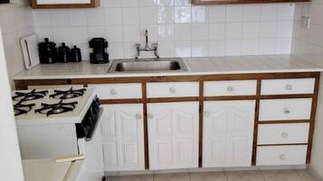 Réfrigérateur, four, plaque de cuisson, bouilloire électrique