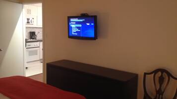 2 bedrooms, iron/ironing board, internet, bed sheets