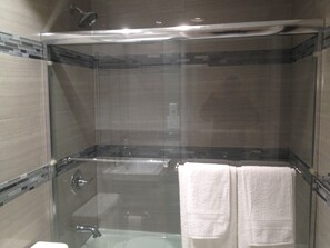 Secador de cabelo, toalhas de banho