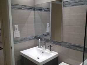 Secador de cabelo, toalhas de banho