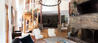 Catskills Barn Retreat w/Fireplace & 9 Acres