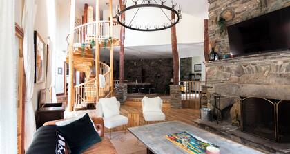 Catskills Barn Retreat w/Fireplace & 9 Acres