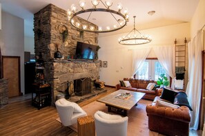 Smart TV, fireplace, video games, books - Catskills Barn Retreat w/Fireplace & 9 Acres (Wurtsboro)