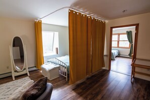 4 bedrooms, desk, iron/ironing board, travel crib