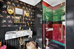 Douche, serviettes fournies, savon, shampoing