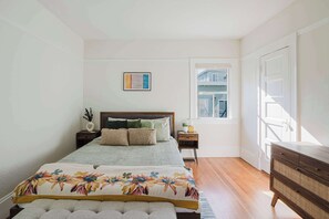 1 bedroom, iron/ironing board, travel cot, WiFi - Allura Oakland Your Private Sanctuary in the City (Oakland)