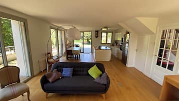 Fernseher, DVD-Player, Bücher, Musikbibliothek