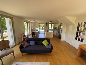 Télévision, lecteur de DVD, livres, médiathèque