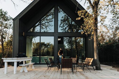 Granbury Luxury Cabin / Sleeps 14 / Brazos River / 30 acres