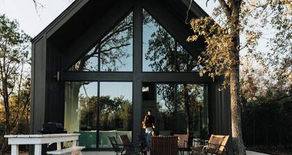 Granbury Luxury Cabin / Sleeps 14 / Brazos River / 30 acres