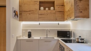 Fridge, microwave, oven, stovetop - AlpinWood - Two Bedroom Apartment, Sleeps 5 (Temù)