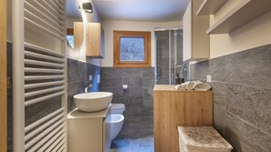Douche, sèche-cheveux, bidet, serviettes fournies