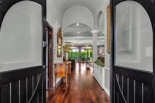 Elegant Brentwood Retreat Steps from San Vicente Dining & Shopping