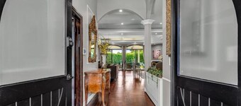 Elegant Brentwood Retreat Steps from San Vicente Dining & Shopping
