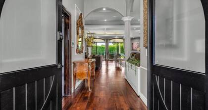 Elegant Brentwood Retreat Steps from San Vicente Dining & Shopping