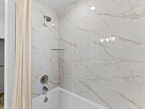 Shower, hair dryer, towels, shampoo - 30A Hideaway | Pool, Gym & Near Beaches (Santa Rosa Beach)