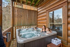 Outdoor spa tub - Black Bear Escape • Mtn Views, Hot Tub, Game Room (Sevierville)
