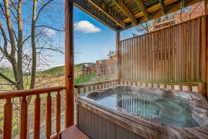 Outdoor spa tub - Black Bear Escape • Mtn Views, Hot Tub, Game Room (Sevierville)