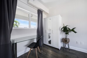 豪華開放式客房, 1 張加大雙人床, 簡易廚房 (Self check-in) | 筆電工作空間、熨斗/熨衣板、免費無線上網、床單
