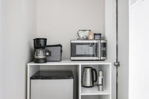 Chambre Standard, 1 lit double, cuisinette | Cuisinette privée | Réfrigérateur, four à micro-ondes