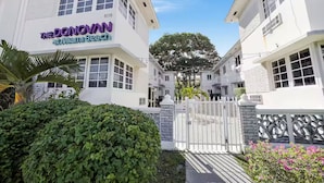 A white building with a sign reading "The Donovan at Miami Beach". - The Donovan Hotel (Miami Beach)