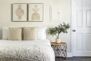 Phòng đơn tiện nghi đơn giản, 1 giường đôi, lò vi sóng | Khu vực làm việc phù hợp cho laptop, bàn ủi/dụng cụ ủi quần áo 