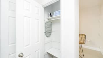 Habitación individual Confort, 1 cama de matrimonio, microondas | Interior