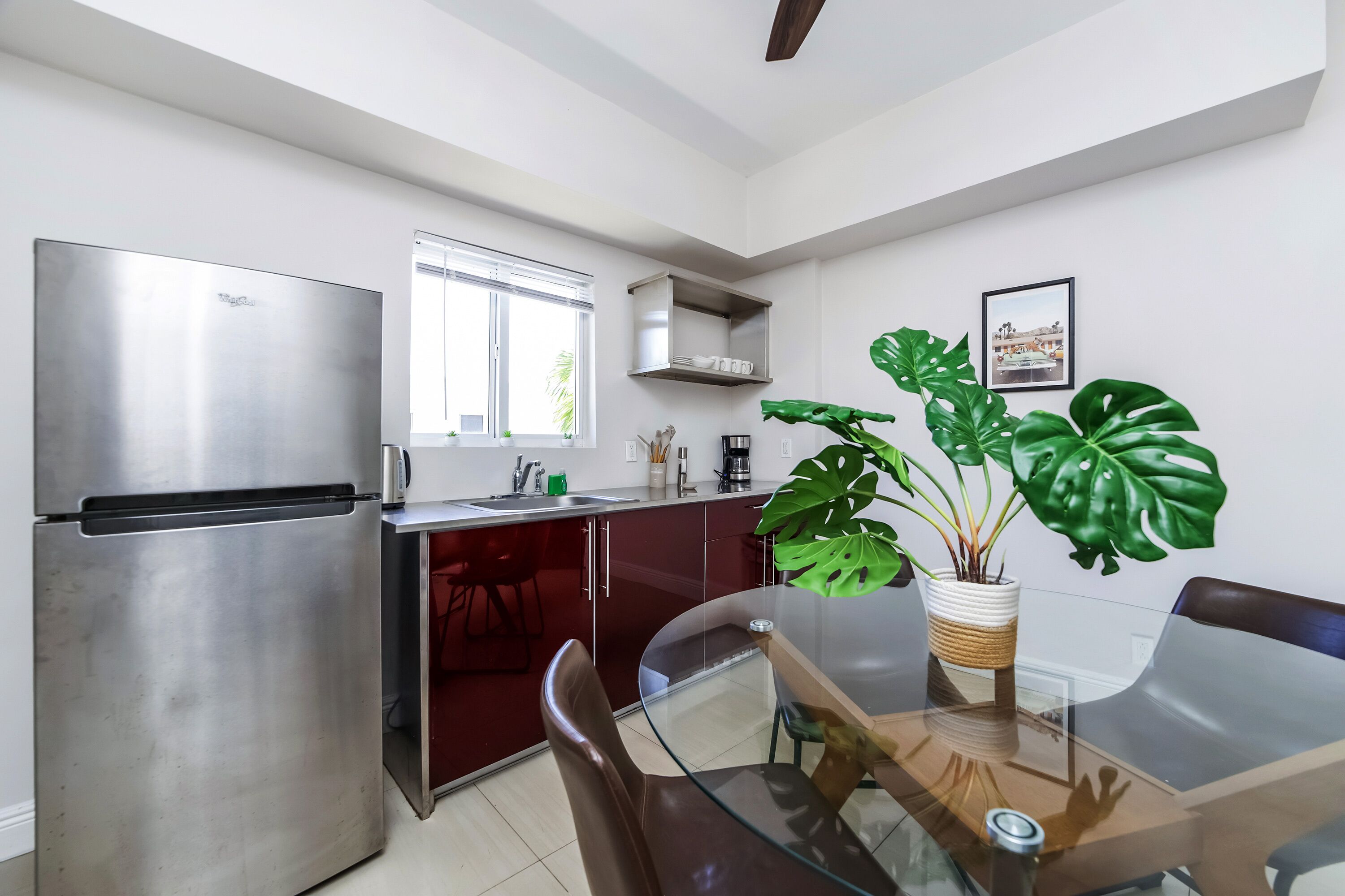 Deluxe Studio, 1 Queen Bed, Kitchen | Private kitchen | Fridge, microwave