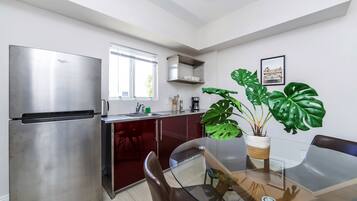 Deluxe Studio, 1 Queen Bed, Kitchen | Private kitchen | Fridge, microwave