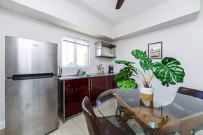 Estúdio luxo, 1 cama Queen, cozinha | Cozinha privada | Geladeira, micro-ondas