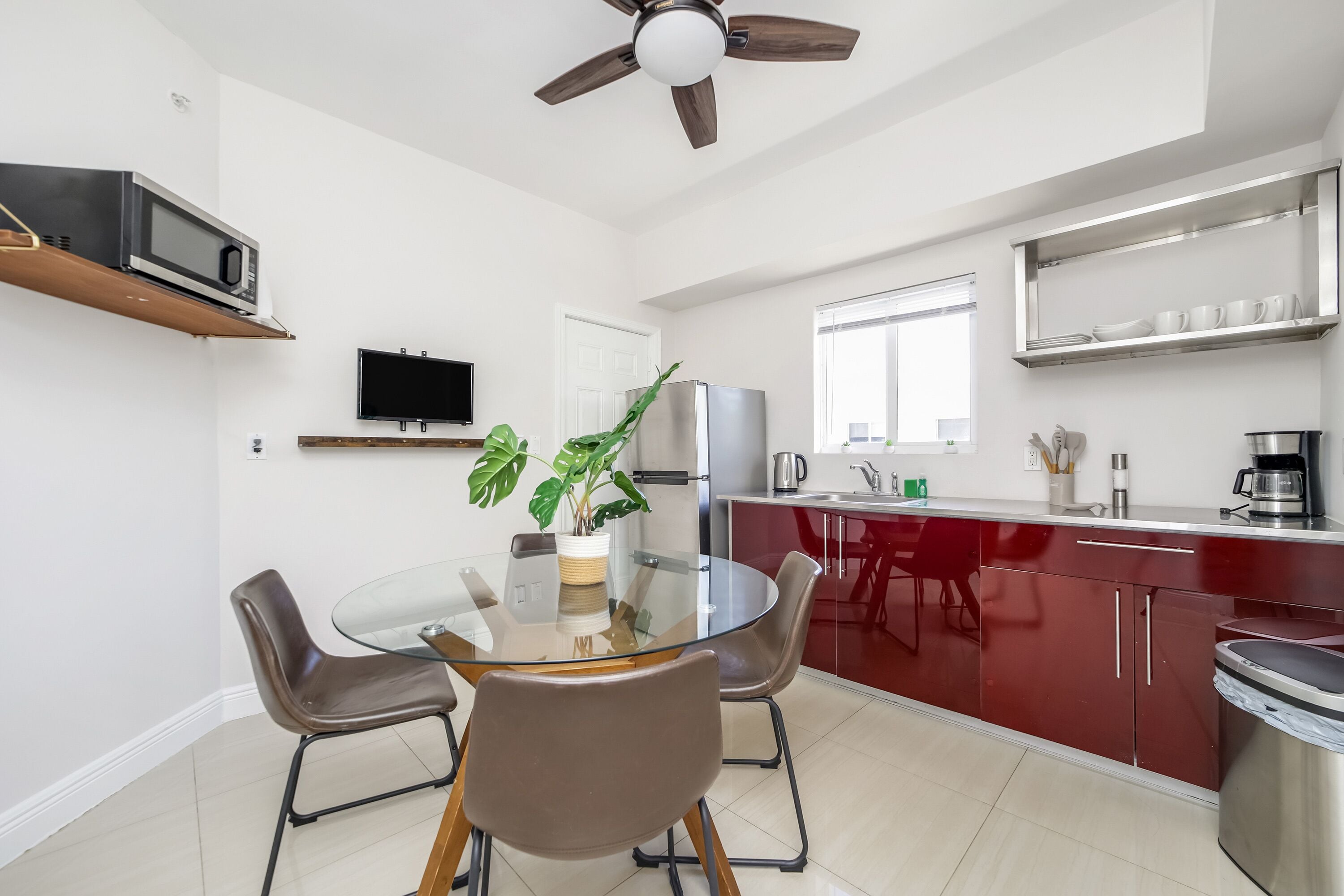 Estudio Deluxe, 1 cama de matrimonio, cocina | Cocina privada | Frigorífico y microondas