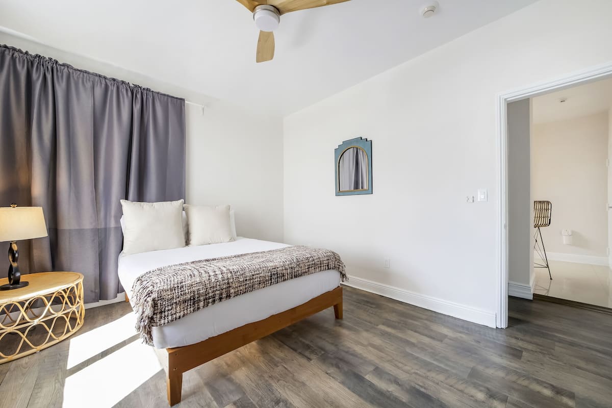 Laptopgeeigneter Arbeitsplatz, Bügeleisen/Bügelbrett, kostenloses WLAN