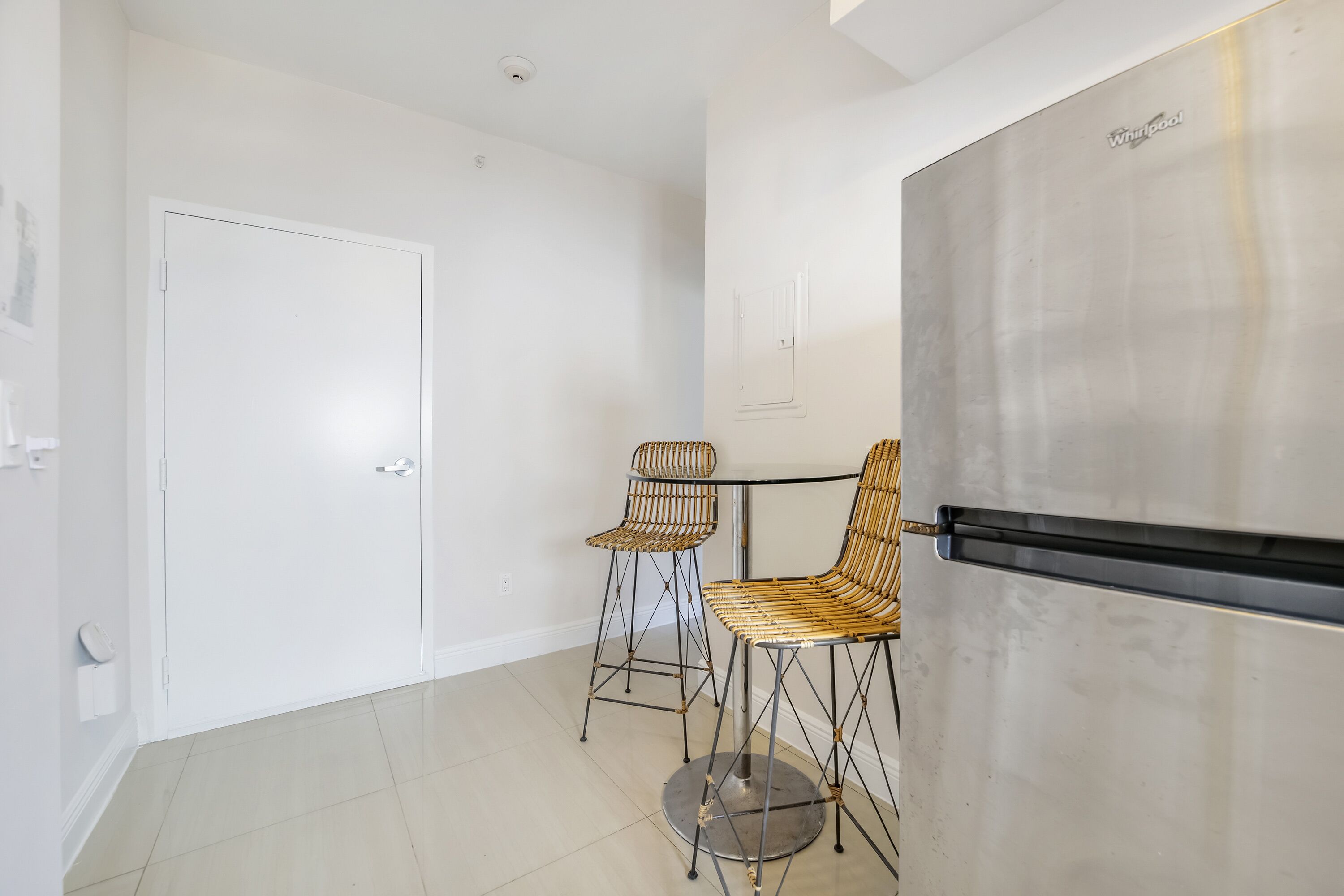 Comfort Single Room, 1 Queen Bed, Microwave | Interior