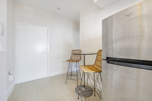 Phòng đơn tiện nghi đơn giản, 1 giường cỡ queen, lò vi sóng