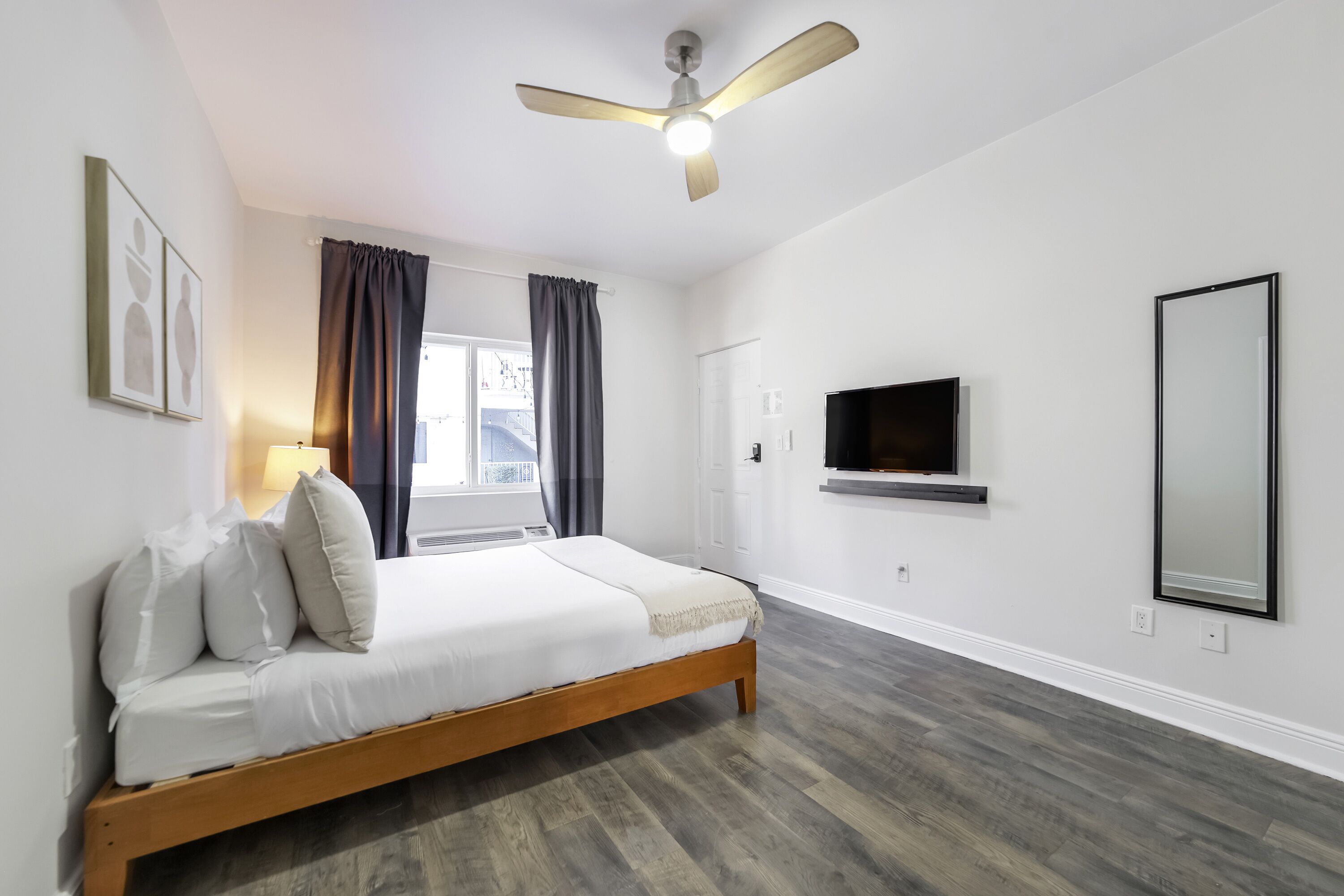 Estudio Deluxe, 1 cama de matrimonio, cocina | Espacio para trabajar con un portátil y tabla de planchar con plancha