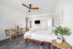 Phòng đơn tiện nghi đơn giản, 1 giường đôi, lò vi sóng | Khu vực làm việc phù hợp cho laptop, bàn ủi/dụng cụ ủi quần áo 