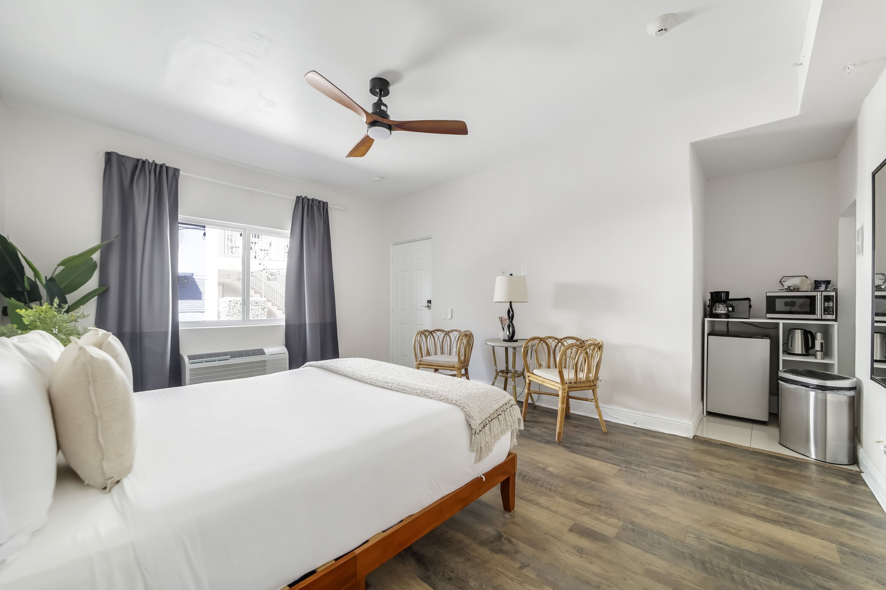 Khu vực làm việc phù hợp cho laptop, bàn ủi/dụng cụ ủi quần áo 