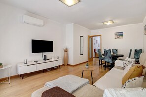 TV - Apartment 'Ria Formosa Pool Haven' with Shared Pool, Wi-Fi and Air Conditioning (Olhão)