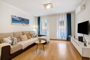 TV - Apartment 'Ria Formosa Pool Haven' with Shared Pool, Wi-Fi and Air Conditioning (Olhão)