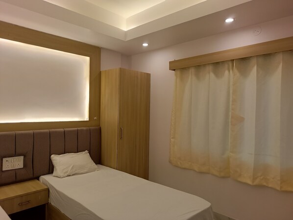 Deluxe Twin Room | Desk, laptop workspace, free WiFi - Hotel Niko International  (Bodh Gaya)